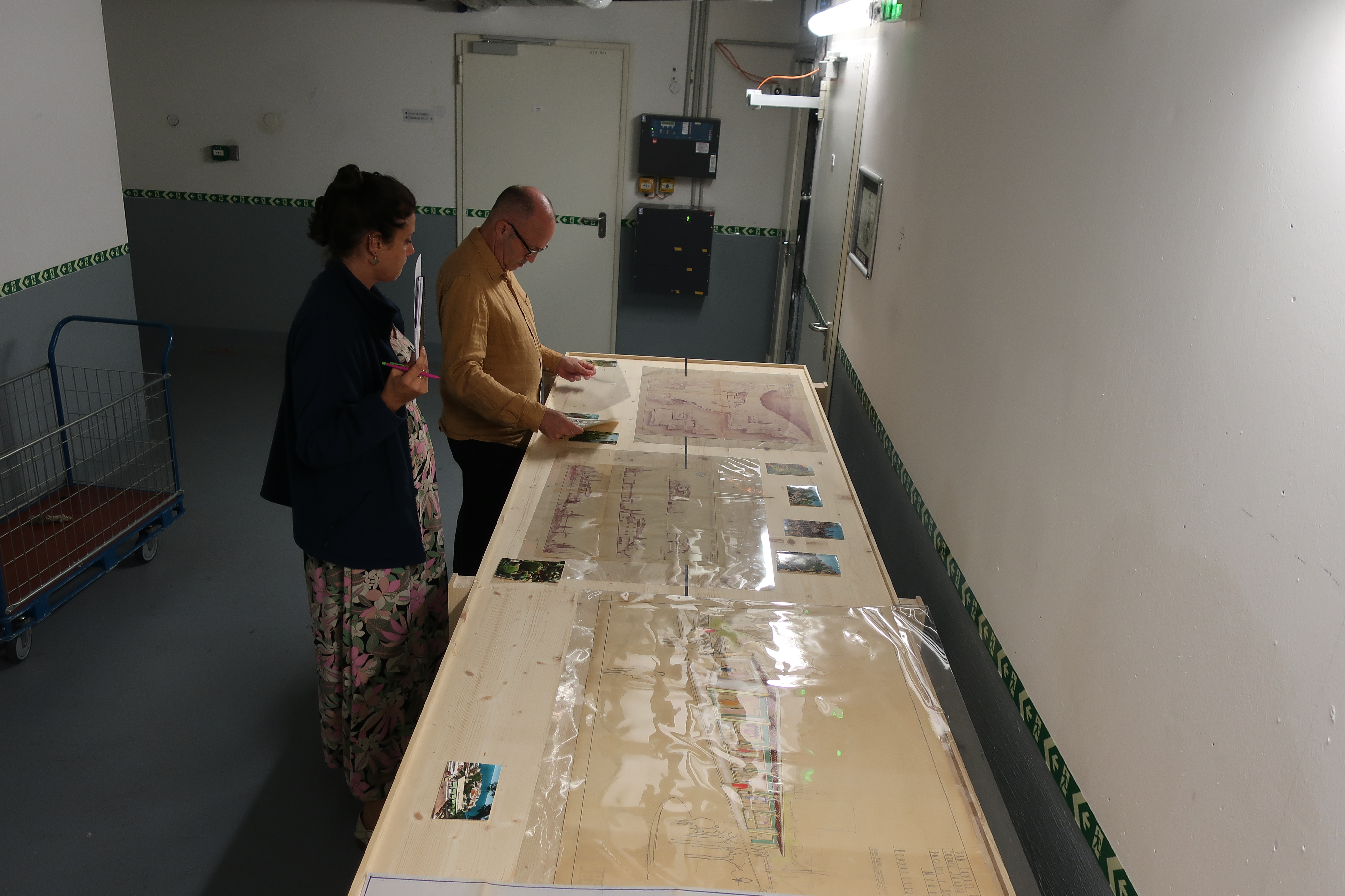 Montage de l'exposition qui aura lieu à la Mairie pour la Journée Européenne du Patrimoine 2025 