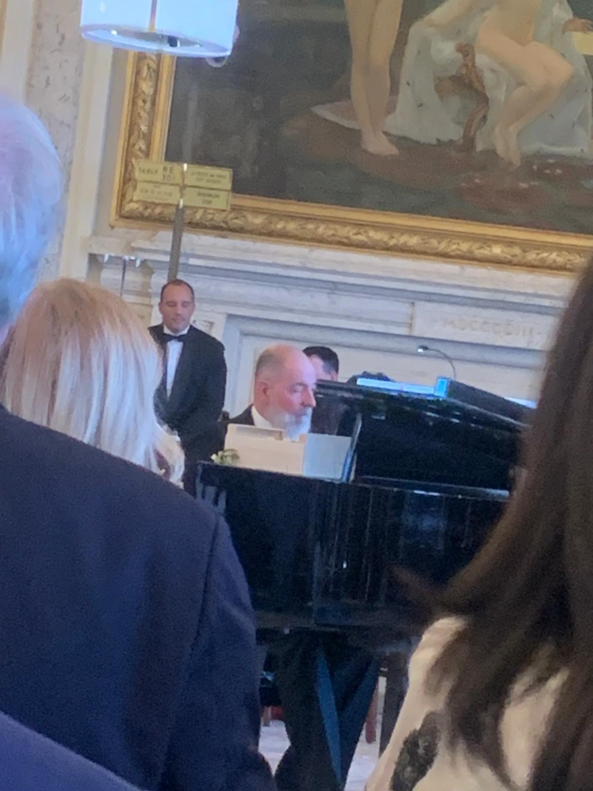 8 mai 2025 au casino de Monaco, pour le centenaire du « Monte-Carlo Bond » de Marcel Duchamp. L'artiste Luciano Chessa interprète son dernier opus créé pour la circonstance et intitulé 'Casin'Opera'