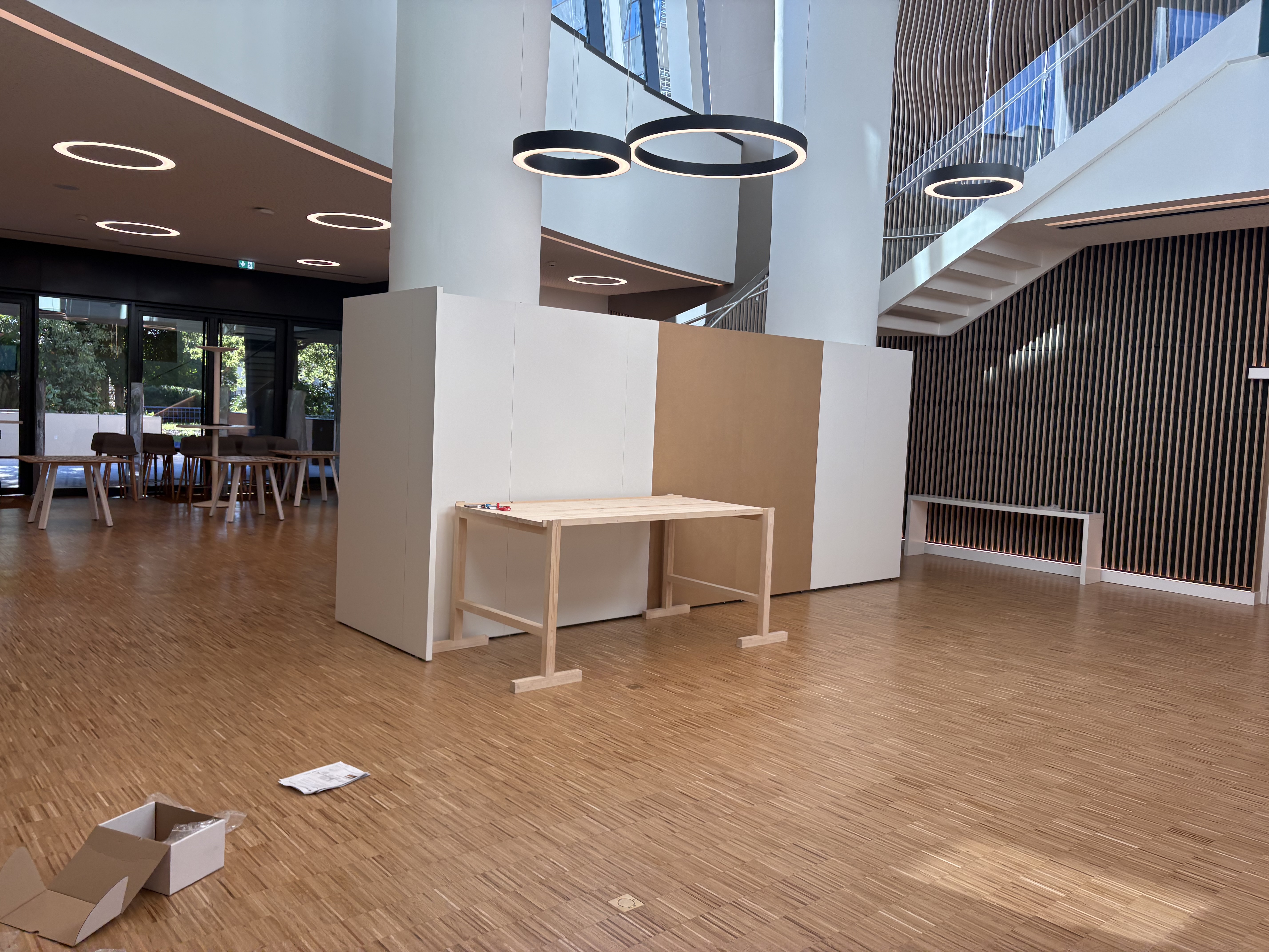 montage des cimaises pour Exposition dans l'Atrium de la Médiathèque 