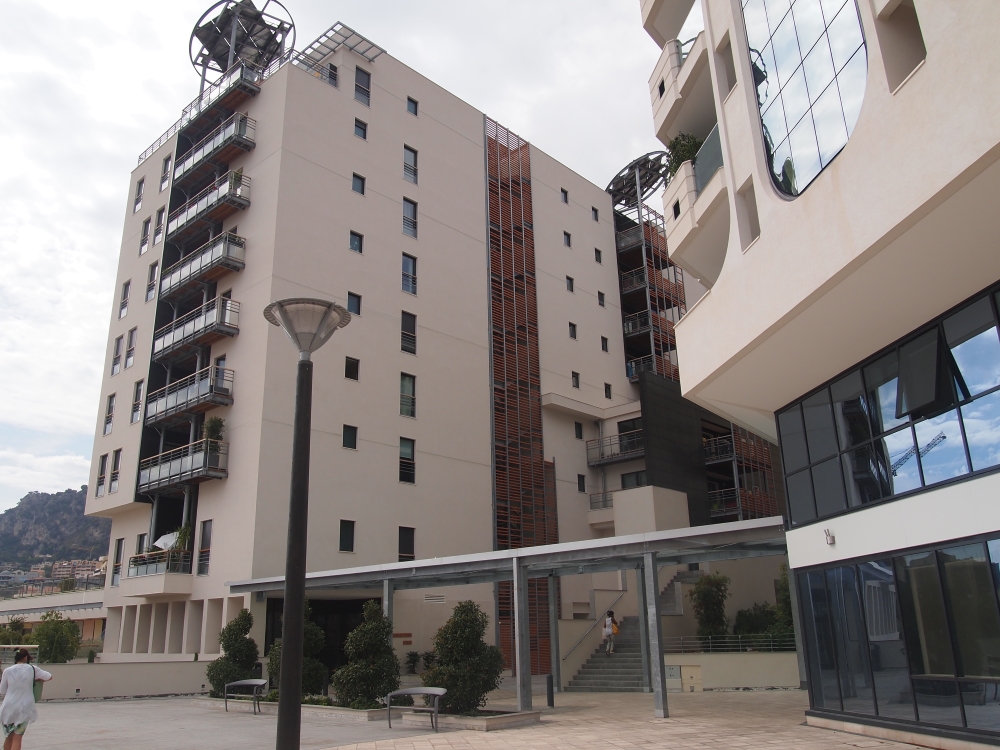 Le bâtiment Hélios (en face des Jardins d'Apolline)