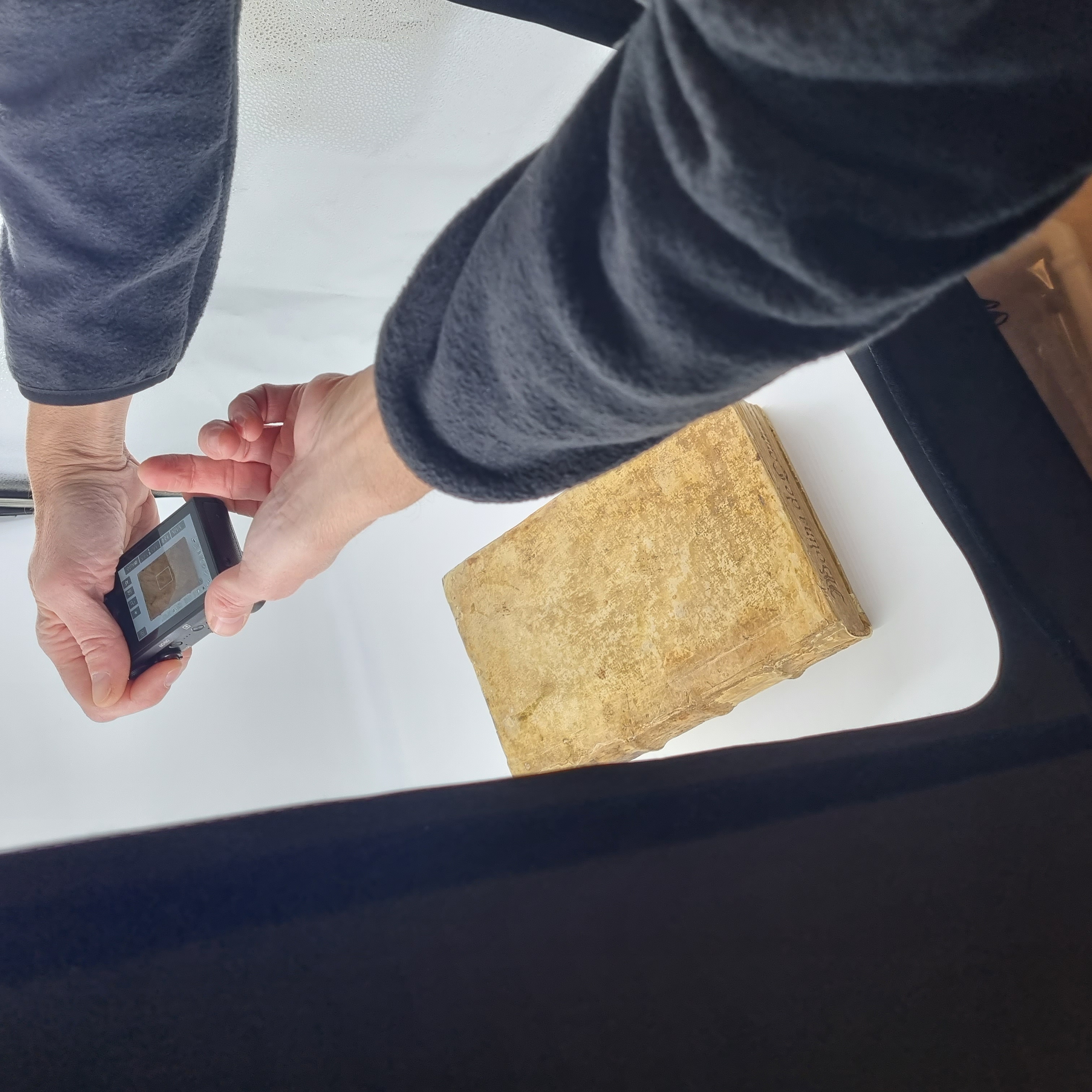 Photographie d'un livre ancien dans la chambre noire