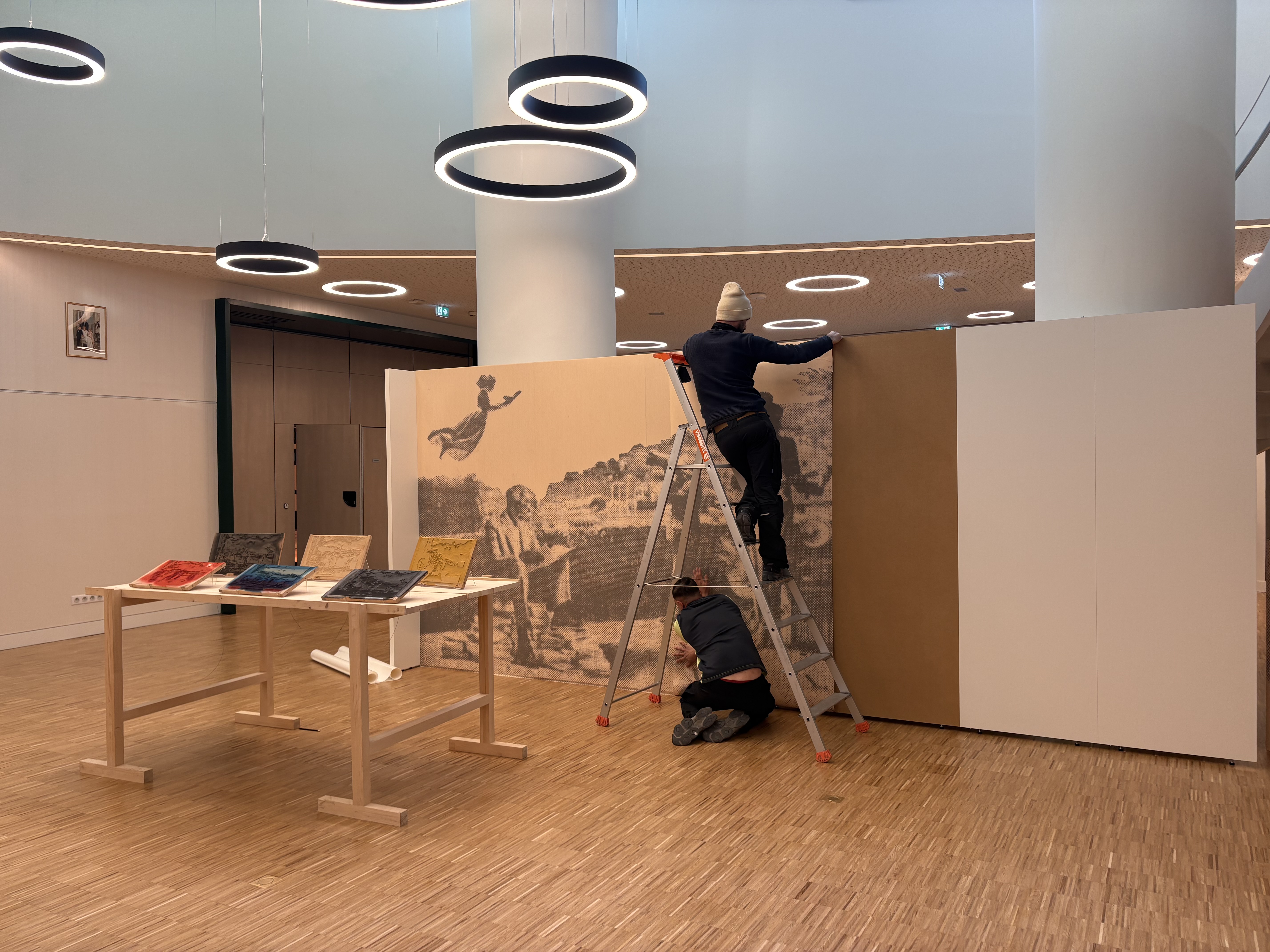 Préparation de l'exposition "Le jardin de lecture de Béno : Monaco, paysage du monde flottant" dans l'Atrium de la Médiathèque 