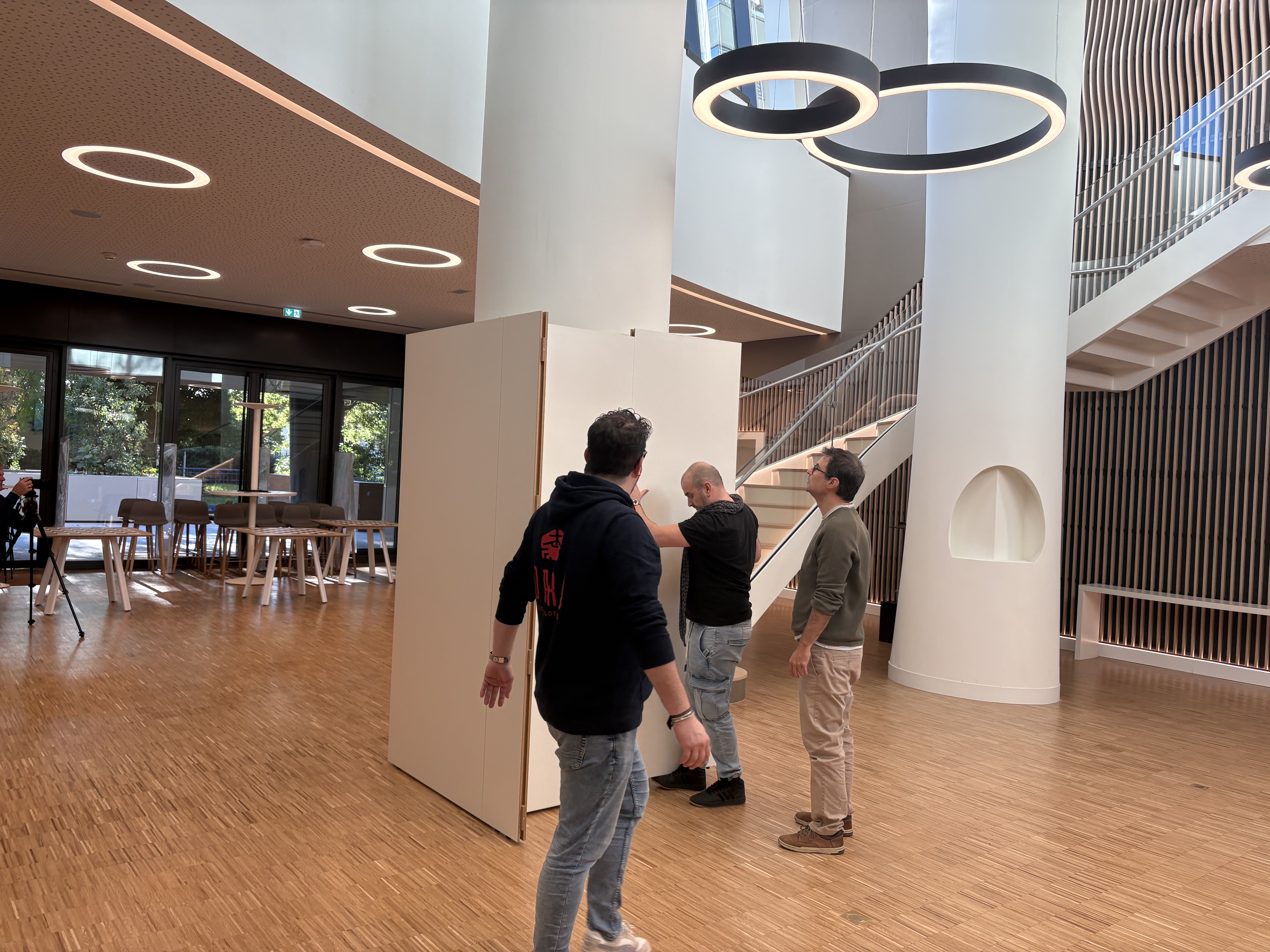 montage des cimaises pour l'exposition "Le jardin de lecture de Béno : Monaco, paysage du monde flottant"  dans l'Atrium de la Médiathèque 