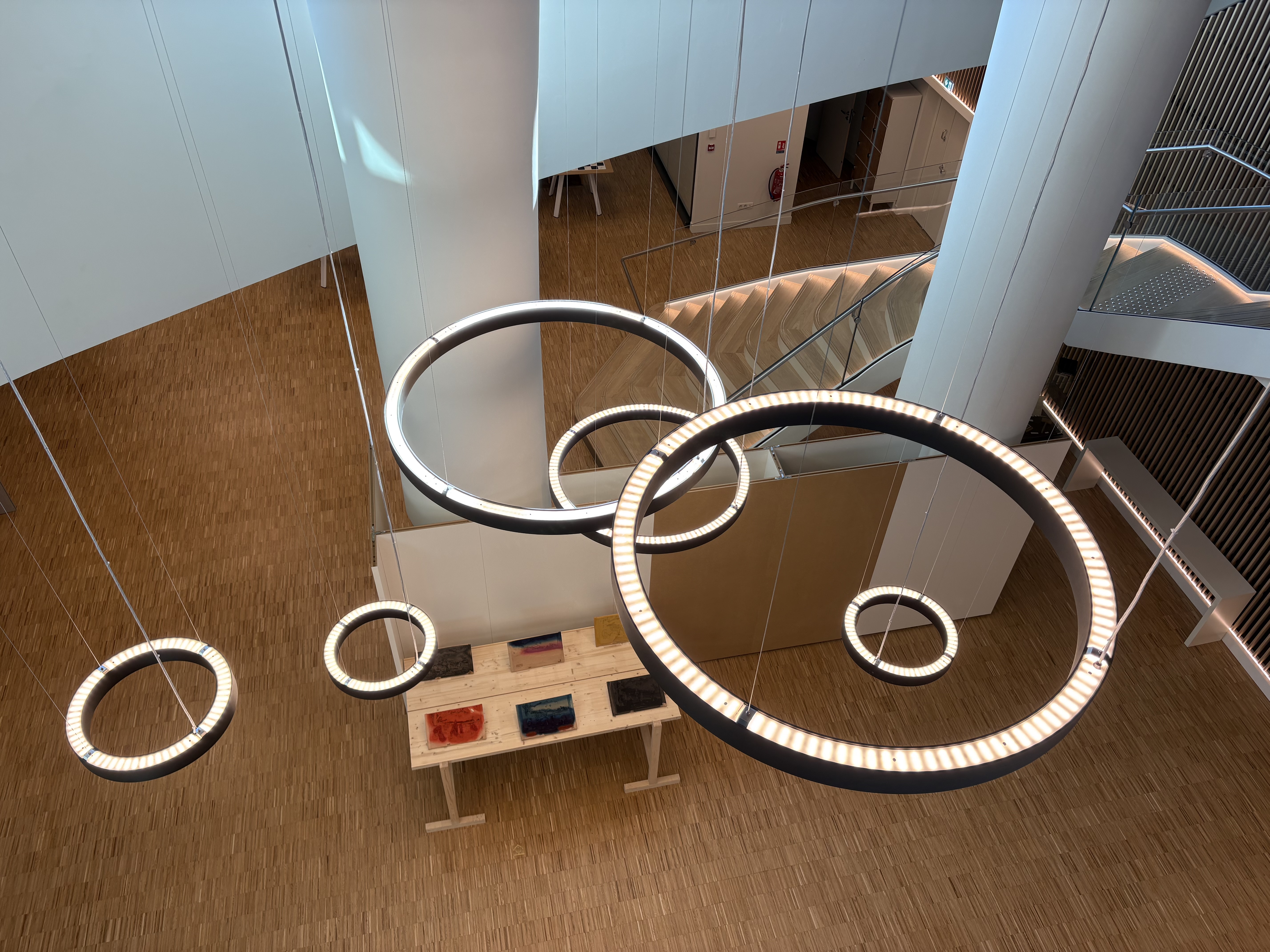 Préparation de l'exposition "Le jardin de lecture de Béno : Monaco, paysage du monde flottant" dans l'Atrium de la Médiathèque 